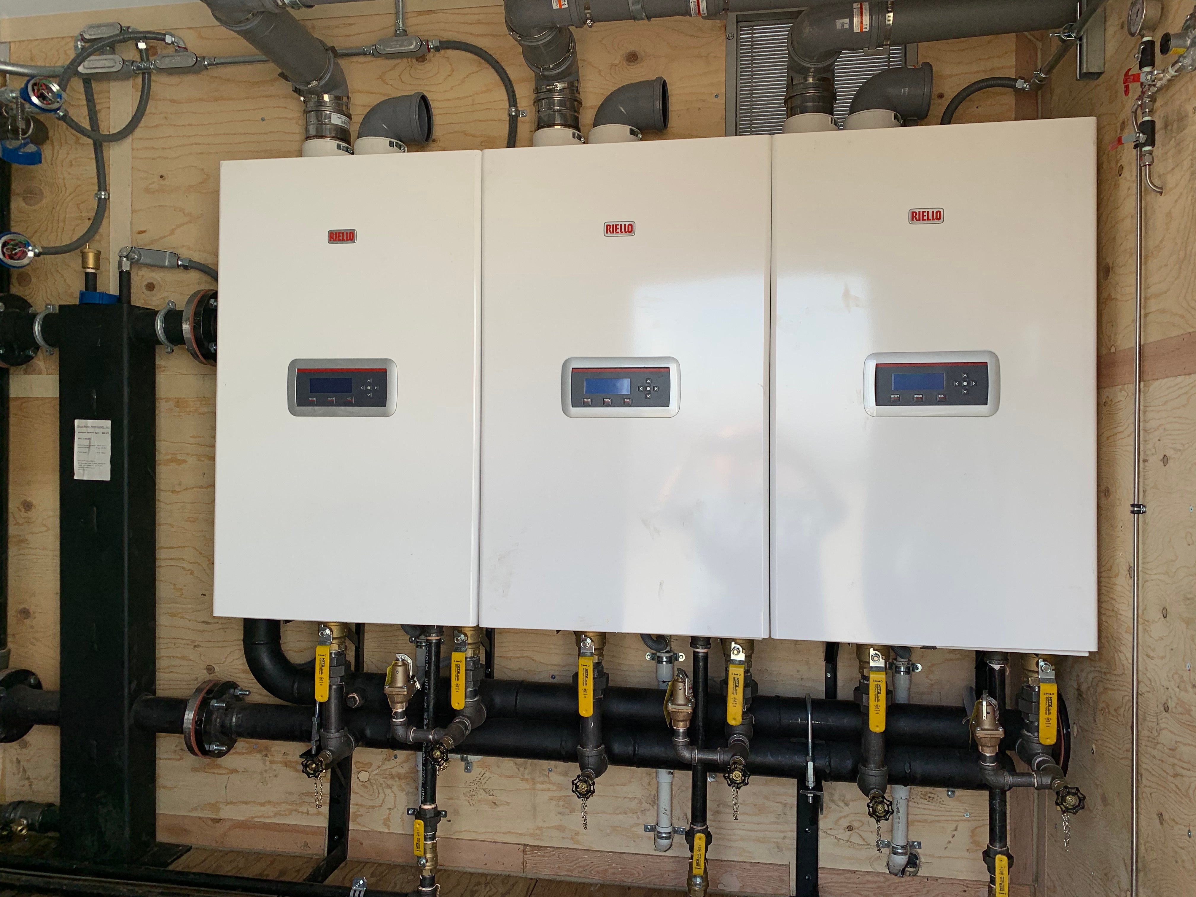 Riello Condexa PRO-
399,000Btu Wall Hung Boiler cascade,
1,200,000 Btu Boiler Plant with
30:1 Turndown